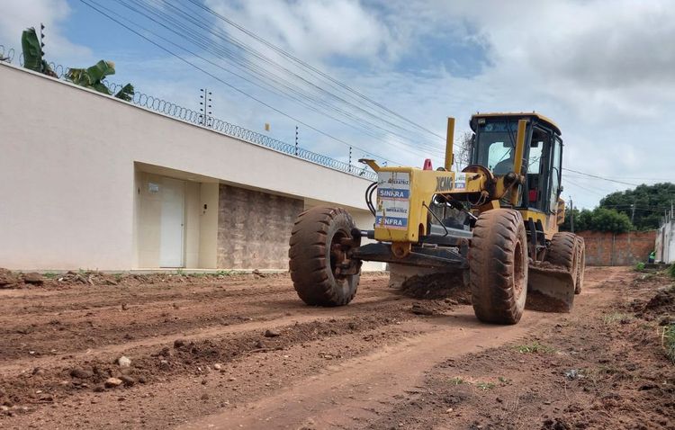 Vila Parati recebe serviços de terraplenagens e Prefeitura intensifica recuperação de vias nos bairros