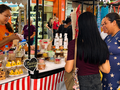 Artesãos expõem e comercializam produtos durante feira no Calçadão