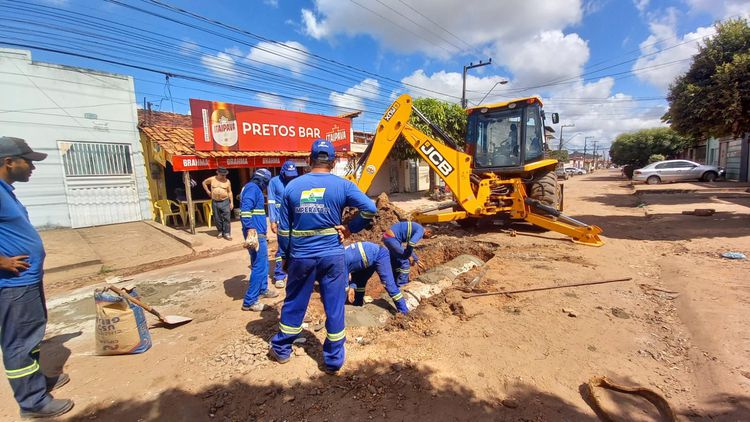 Obra de drenagem segue em ritmo acelerado na Rua Paraíba