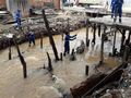 Homens trabalham na desobstrução e limpeza do riacho Bacuri; medida visa aumentar vazão d'água