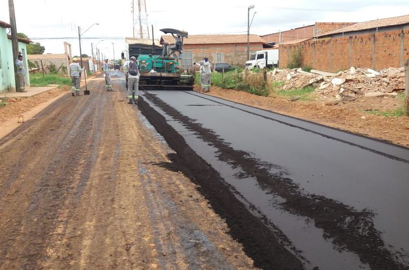 Depois de concluir a construção da ponte de concreto da Rua Guarani, Vila Redenção II, a Prefeitura de Imperatriz realiza pavimentação asfáltica.