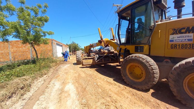Terraplenagem é realizada na Rua Cinco no Recanto Universitário