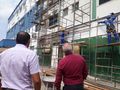 O prefeito Assis Ramos e o secretário Alair Firmiano vistoriam abra da fachada do HMI.