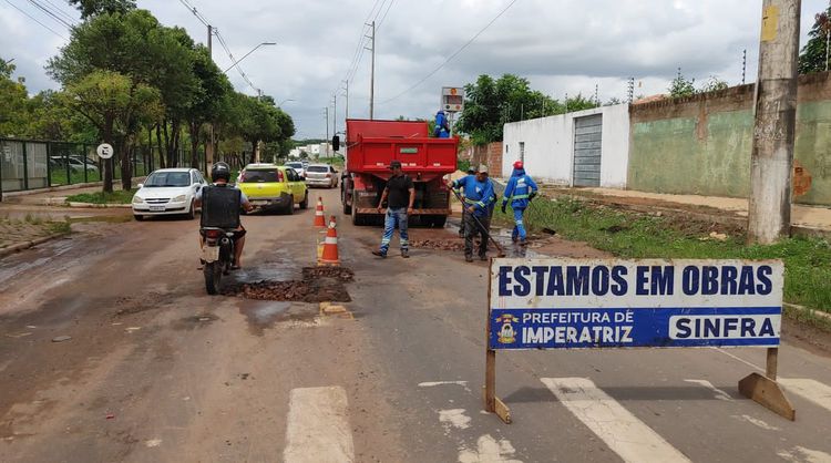 Equipes de tapa-buracos atuam na recuperação da Avenida Newton Belo