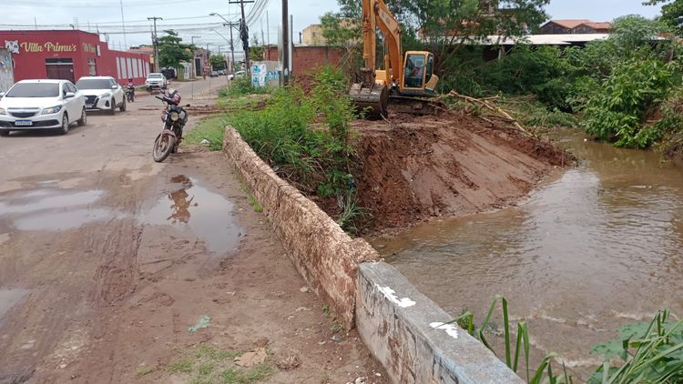 Riacho Capivara passa por manutenção no bairro Santa Rita