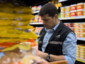 Equipe do Procon Municipal de Imperatriz durante fiscalização em supermercados, já apreendeu 190 kg de produtos vencidos em 2025.
