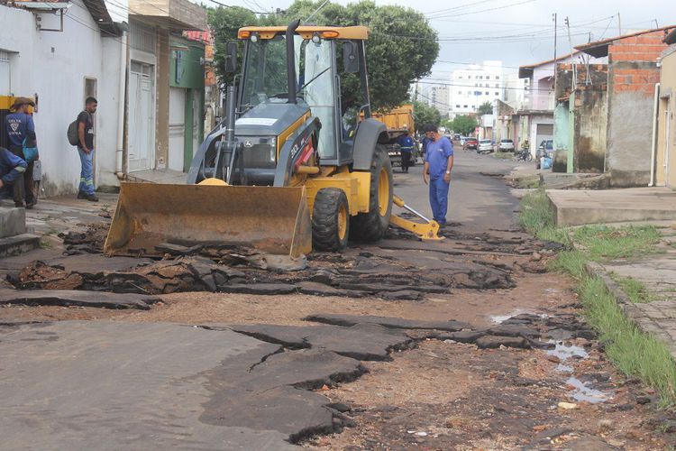 Rua Santo Cristo fica parcialmente danificada após enxurrada e Prefeitura inicia serviços de manutenção