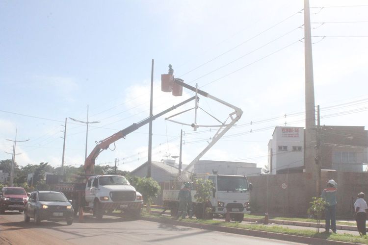 Após acidente, Prefeitura recupera sistema de iluminação pública da Avenida Pedro Neiva