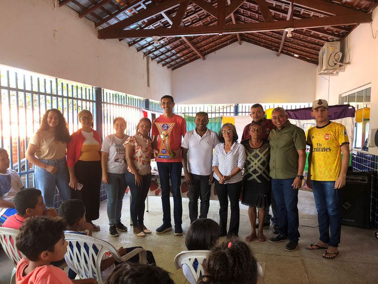 Escola Municipal Afonso Pena recebe troféu especial pela terceira colocação nos JEIS 2022