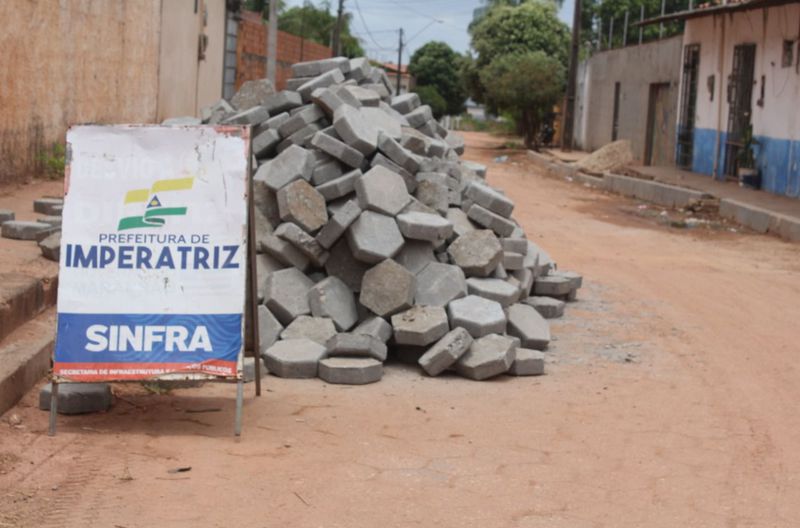 Início dos trabalhos de bloqueteamento da Rua C, Vila Lobão