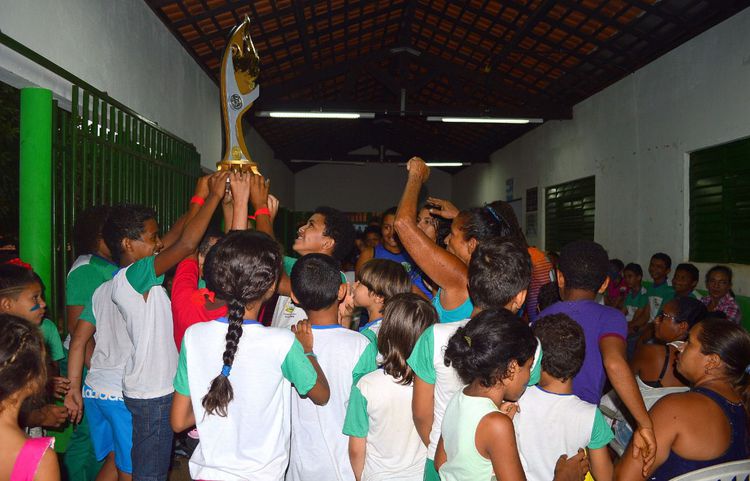 Escola Municipal Afonso Pena recebe troféu pelo 3º lugar nos JEI's