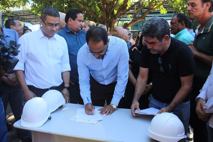 Assis Ramos assina ordem de serviço para construção do Panelódromo