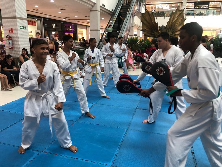 Projetos Jiu-Jitsu e Taekwondo nas Escolas realizam evento coletivo