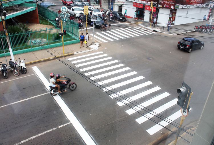 Renovada pintura de faixas de pedestres