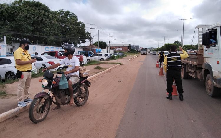 Motociclistas recebem orientações durante blitz educativa na Avenida Pedro Neiva
