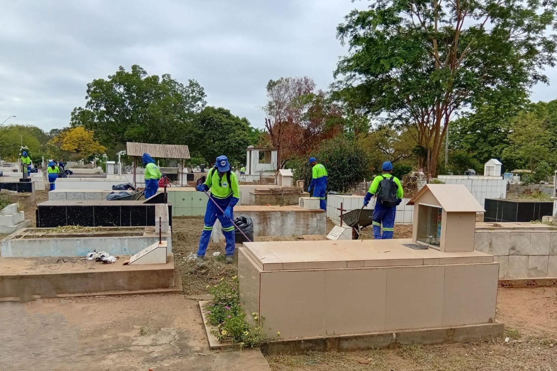 Prefeitura inicia limpeza dos cemitérios públicos de Imperatriz para o Dia de Finados