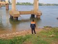 Agentes fazem o monitoramento do rio na régua física nas  pilastras da ponte Dom  Gregory.