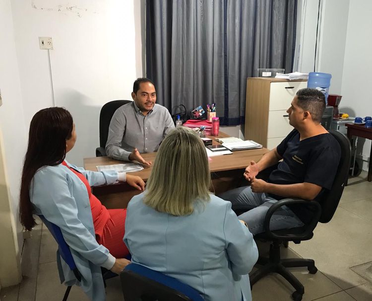 Prefeito Assis Ramos acompanha andamento de obras no Hospital Municipal