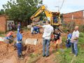 Homens trabalham na conclusão dos serviços de drenagem profunda da Rua Alcântara, Parque Alvorada I