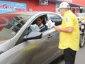 Motoristas recebem panfletos e orientações sobre utilização do cinto de segurança durante blitz educativa 'Pé na Faixa' na Rua Sousa Lima, Centro