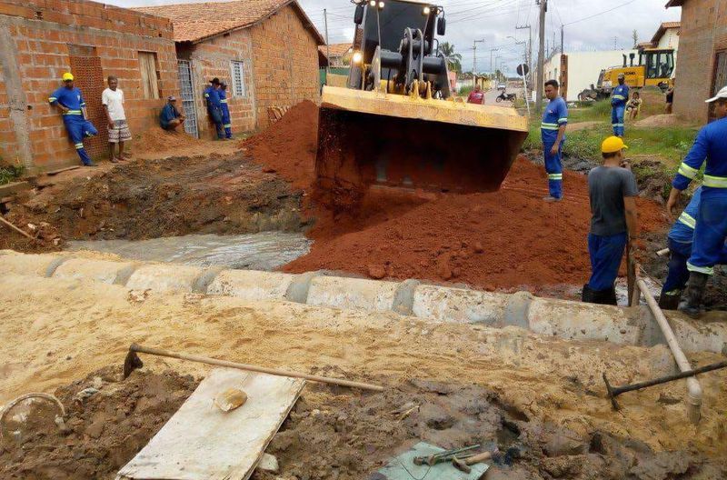 Colocação de bueiros na grota da Infraero, na Rua Itauna, no bairro Parque Alvorada I
