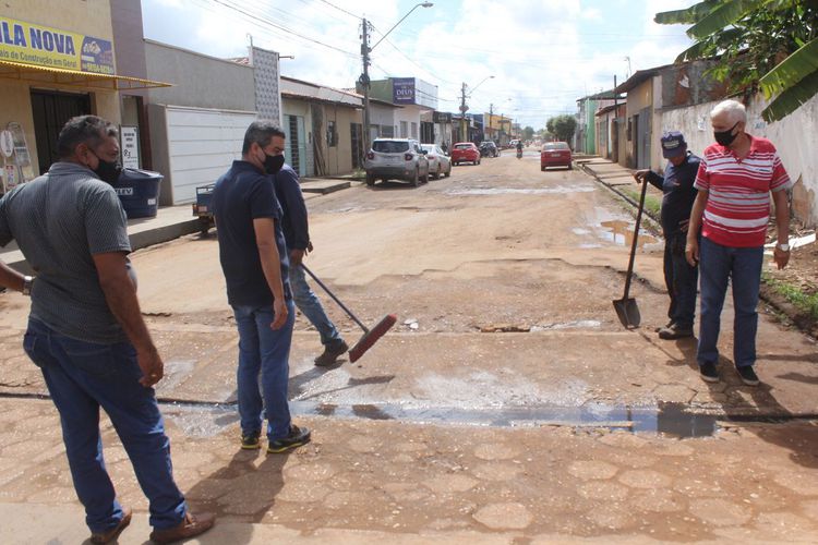Operação Tapa-buracos recupera Rua Dom Marcelino na Vila Nova
