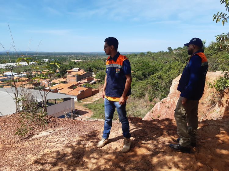 Defesa Civil monitora área de risco de deslizamento no bairro Ouro Verde