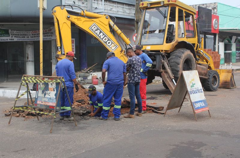 Realizando a manutenção de tubos de concreto no cruzamento da Rua Godofredo Viana, com a Avenida Dorgival Pinheiro, Centro.