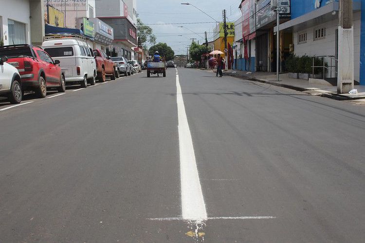 Rua Luís Domingues recebe nova sinalização viária