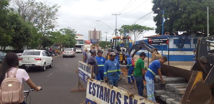 Prefeitura realiza trabalho de passagem molhada na Avenida Bernardo Sayão