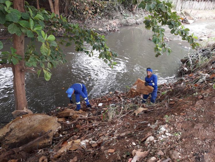 Riacho Capivara recebe cuidados da frente de Limpeza Pública