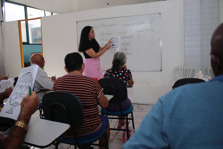 Casa do Idoso oferta curso de inglês em parceria com a Uemasul
