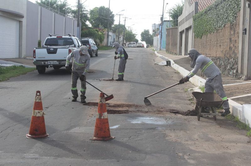 Avança operação tapa-buracos na Rua Sergipe, Juçara