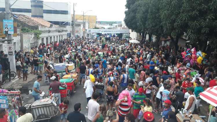Marchinhas, jardineira, fantasias e blocos enriquecem carnaval de Imperatriz