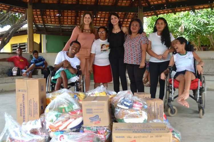 Primeira-dama entrega donativos à Casa da Criança e Apae