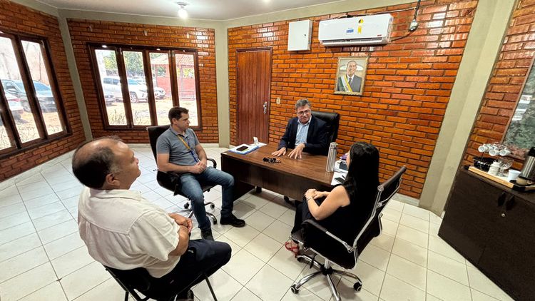 Prefeitura e Equatorial discutem retirada de fios inutilizados dos postes de Imperatriz