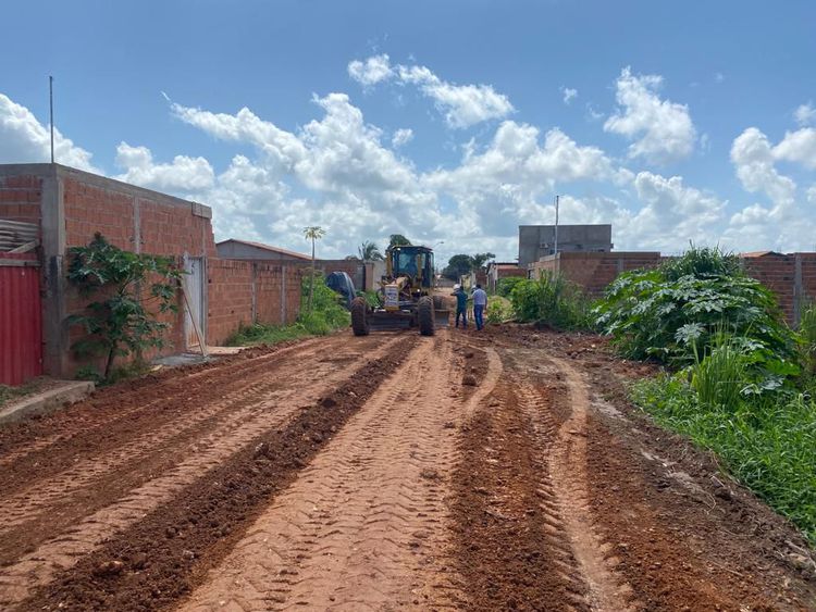 Ruas do Jardim São Luís são beneficiadas com terraplenagem