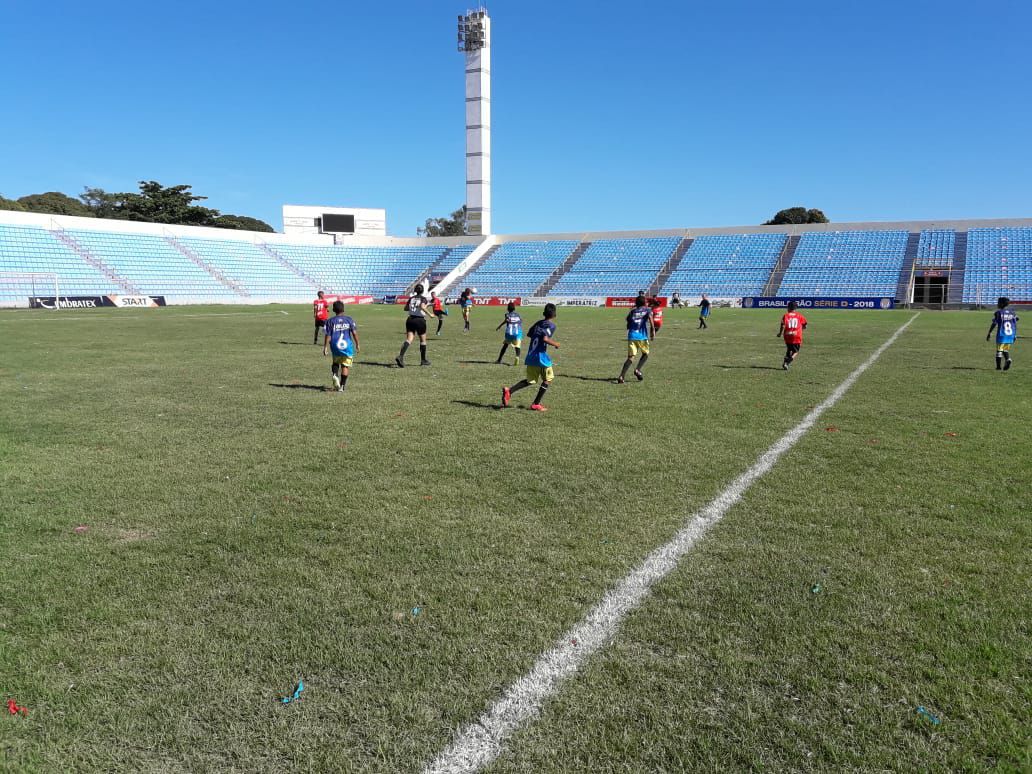 <p>Escolas Manoel Ribeiro e Juscelino Kubitscheck disputam a segunda partida do futebol de campo categoria mirim.&nbsp;</p>