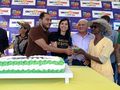 Prefeito e primeira-dama, acompanhados de autoridades entregam bolo de aniversário aos moradores da Lagoa Verde