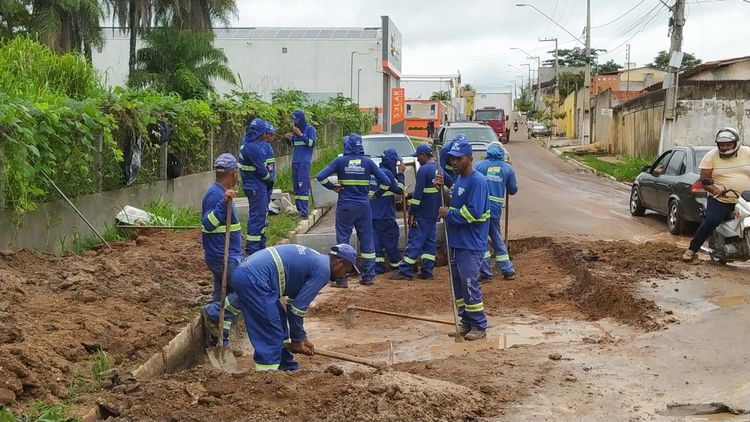 Avenidas Jacob e Industrial recebem frentes de drenagens e recuperação asfáltica