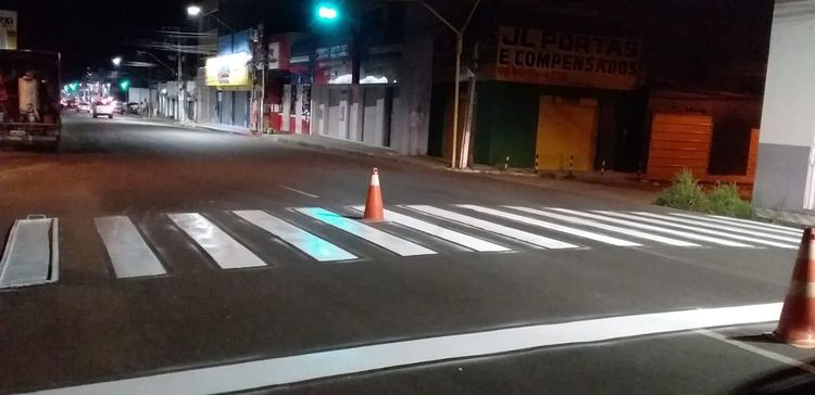Prefeitura revitaliza faixas de pedestres na Avenida Bernardo Sayão