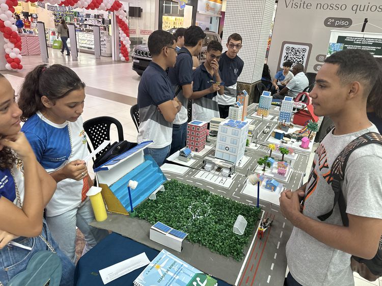 Alunos apresentam projeto de minicidade sustentável em shopping