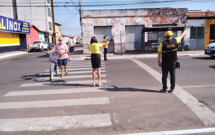 Motoristas recebem orientações durante  travessia na faixa de segurança na Avenida Bernardo Sayão