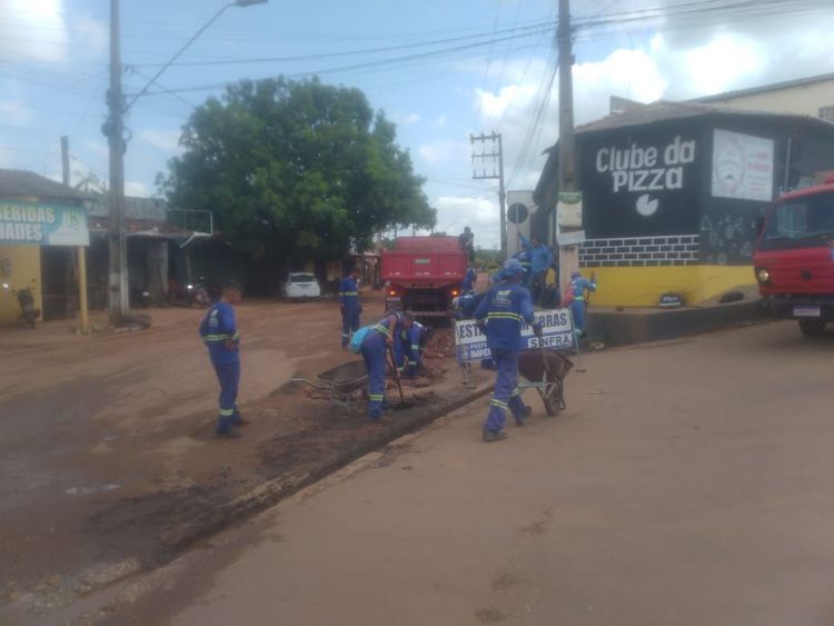 Avenida Castelo Branco recebe frente de recuperação asfáltica no Conjunto Vitória