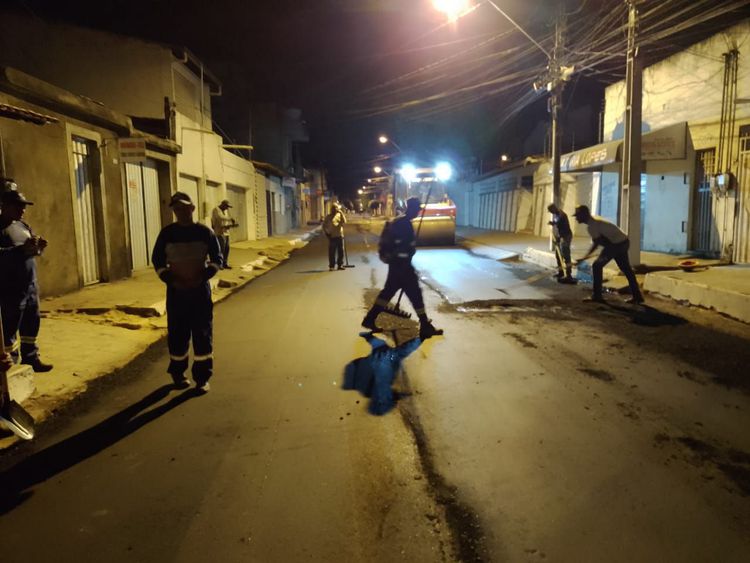 Equipe noturna agiliza trabalho de recuperação na Rua Rio Grande do Norte