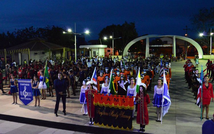 Festival de bandas e fanfarras agita Praça da Bíblia