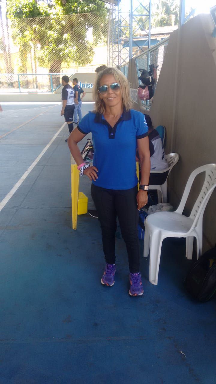 <p><span style="font-family:Arial,Helvetica,sans-serif"><span style="font-size:16px">A professora de educa&ccedil;&atilde;o f&iacute;sica Elcir Rodrigues vem comandando, com sucesso, a equipe de futsal infantil da Escola Municipal Madalena de Canossa. </span></span></p>

<p><span style="font-family:Arial,Helvetica,sans-serif"><span style="font-size:16px">Conhecida por ter representado Imperatriz em v&aacute;rias maratonas pelo Brasil, Elcir vem dedicando a maior parte do tempo a treinar os alunos da escola municipal que venceu hoje, por 3 a 1 a equipe da escola Castelo do Saber.</span></span></p>