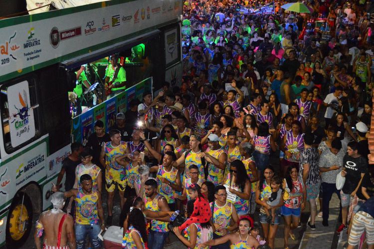 Carnaval de Imperatriz reúne cerca de 30 mil pessoas na Avenida Beira Rio