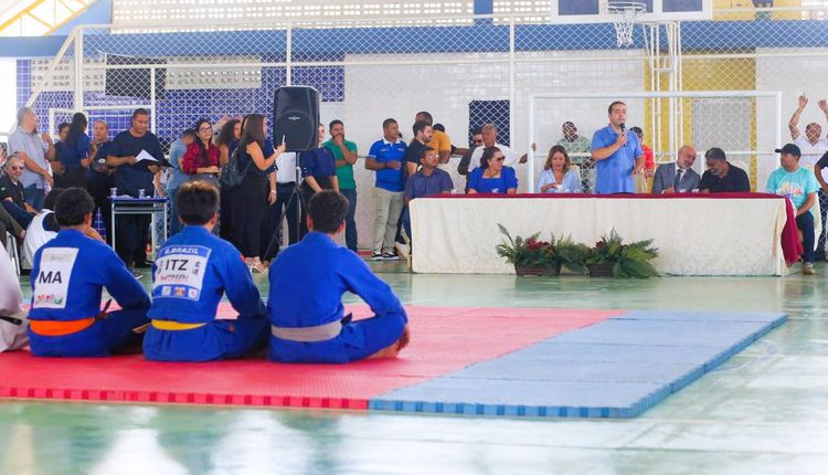 Prefeitura reinaugura a Quadra Poliesportiva e inaugura a quadra de areia da Escola Municipal Professor José Queiroz