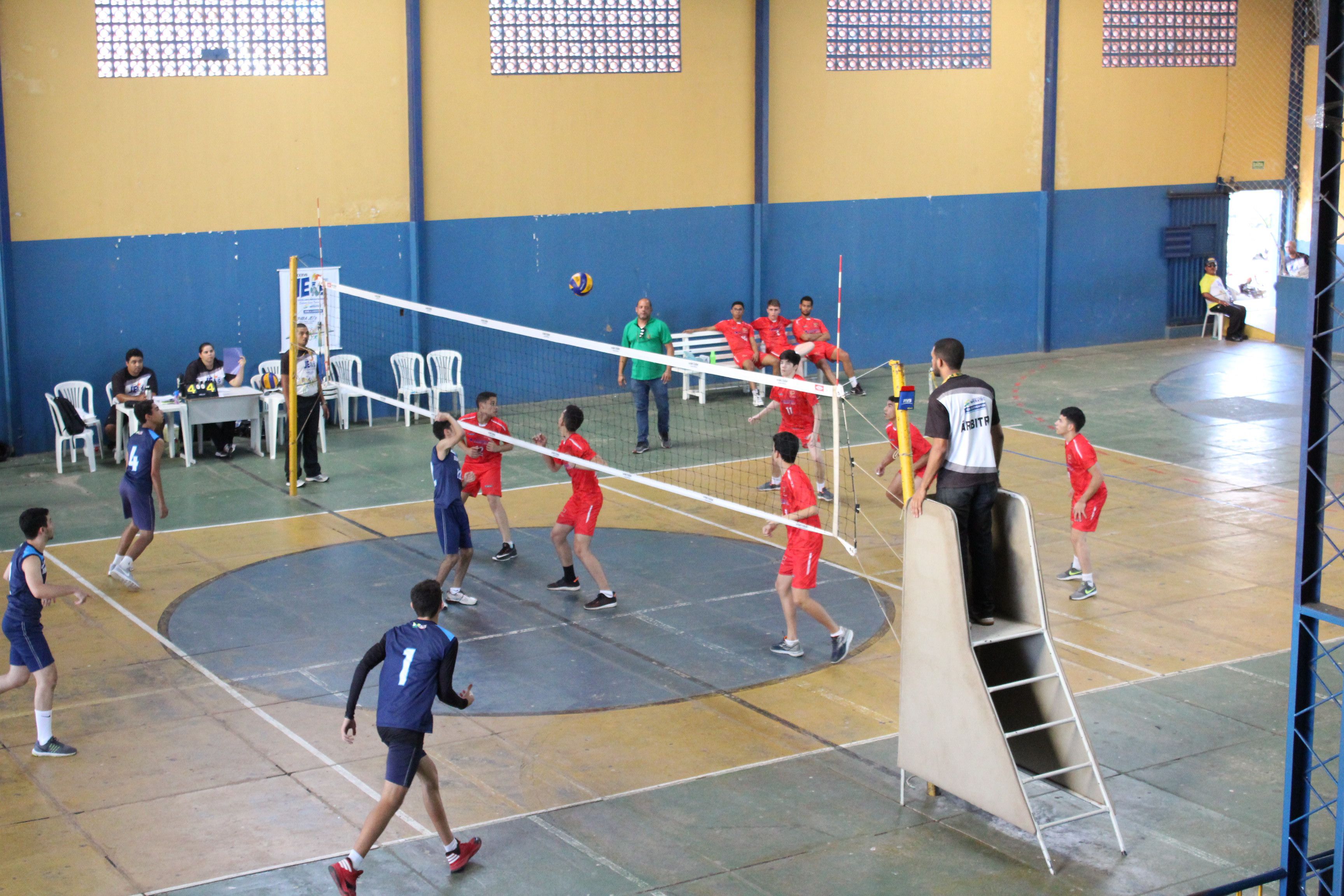 <p><span style="font-family:Arial,Helvetica,sans-serif"><span style="font-size:16px">Na abertura da segunda rodada da primeira fase de v&ocirc;lei, masculino na categoria infanto se enfrentaram: Santa Luzia x Dom Bosco. Numa melhor de tr&ecirc;s sets, o Santa Luzia venceu por 2 a 0 o time comandado pelo professor Get&uacute;lio, o maior campe&atilde;o da modalidade em Imperatriz e um dos favoritos ao t&iacute;tulo. As parciais foram: Santa Luzia 25 a 22 e 25 a 18. Na outra partida do grupo IFMA 2x0 Governador Archer.</span></span></p>